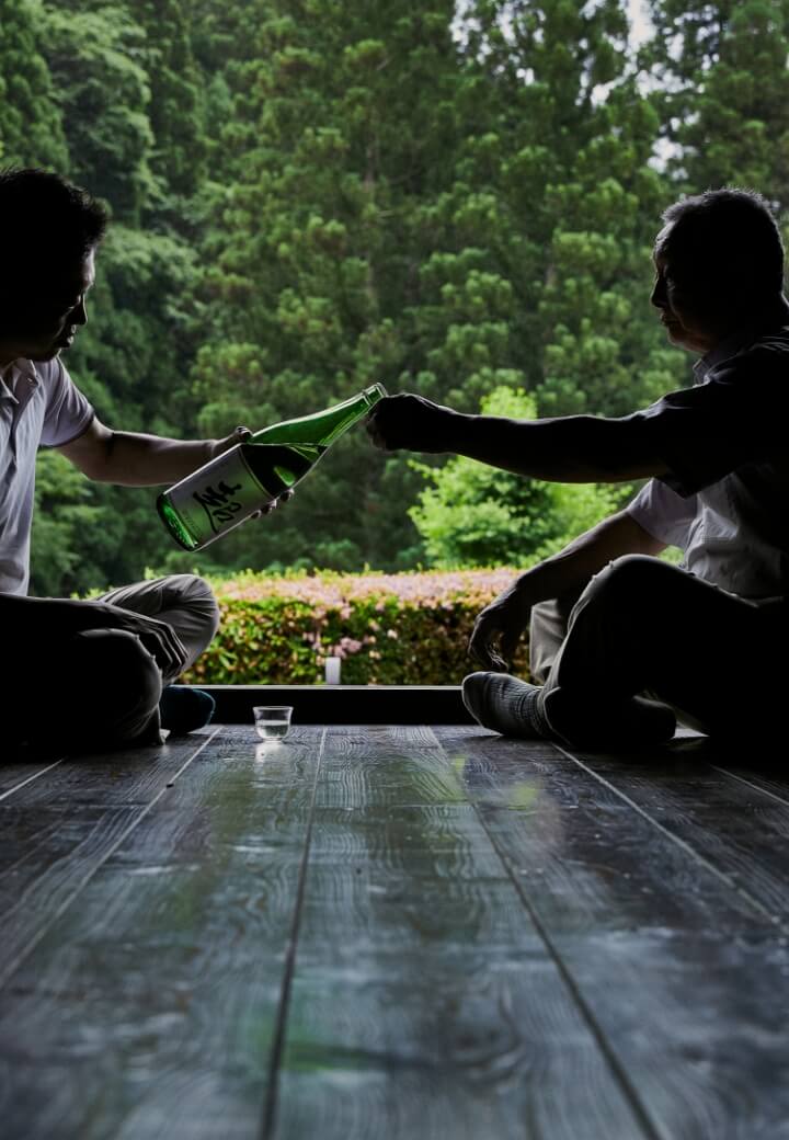 Image of two people drinking Cho together.