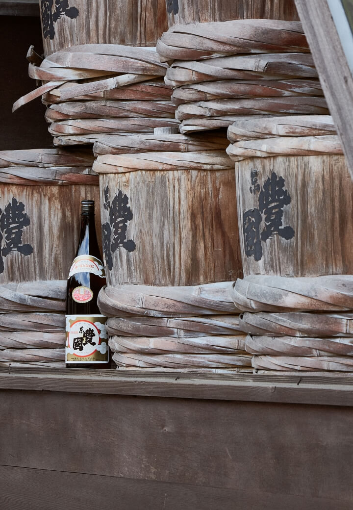 Image of Azuma toyokuni with sake barrels in the background